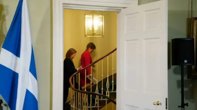 Nicola Sturgeon dey comot di press conferencev