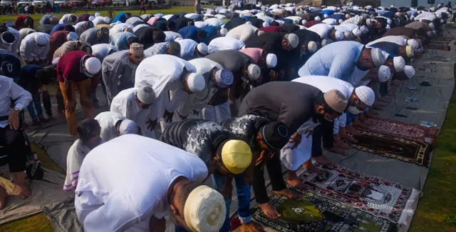 ශ්‍රී ලාංකික මුස්ලිම් බැතිමතුන් 2022 මැයි 3 වන දින කොළඹ ගාලු මුවදොර පිටියේදී ඊද් අල්-ෆිතර් උත්සවයේ පළමු දිනයේ ඊද් යාඥා පවත්වමින් 