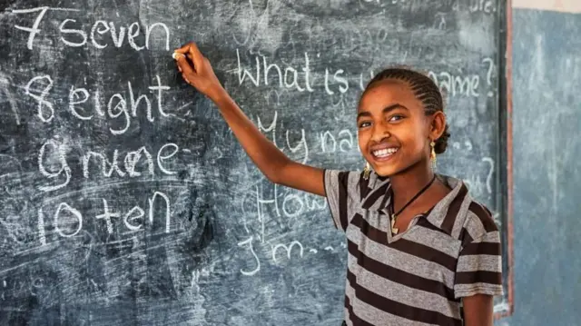 ኣብ 'ብላክቦርድ' ተፅሕፍ ዘላ ተምሃሪት