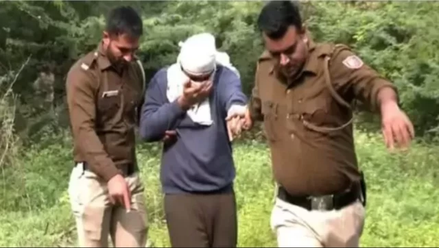 जंगल में आफ़ताब के साथ जाँच कर रही पुलिस