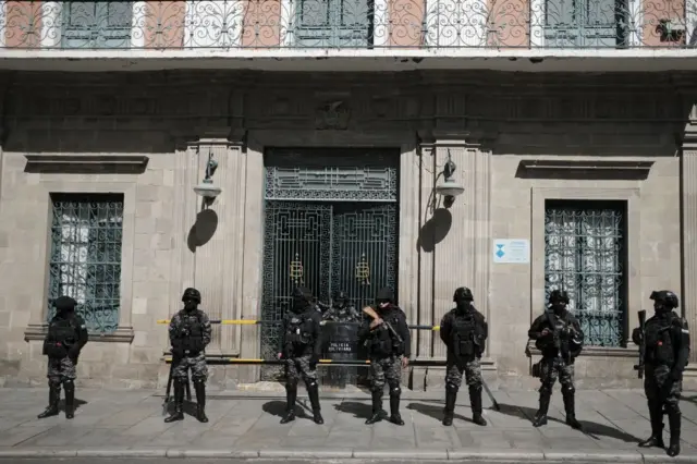 बोलीविया में तख़्तापलट की कोशिशों के बाद तैनात सुरक्षा बल 