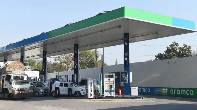 পাকিস্তানে জ্বালানি তেলের সরবরাহ আমদানি নির্ভর, আর এর বেশিটাই হরমুজ প্রণালি দিয়ে আসে