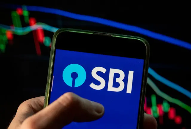 வீழும் அதானியில் மேலும் முதலீடு