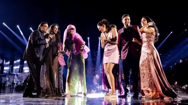 Rihanna durante performancembet freebetJamnagar no eventombet freebetpré-casamento dos Ambani 