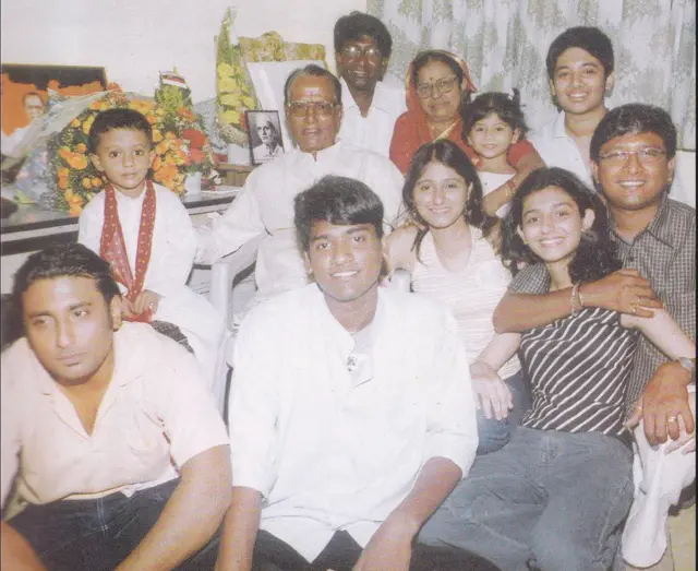 शाहीर साबळे कुटुंबियांसोबत 