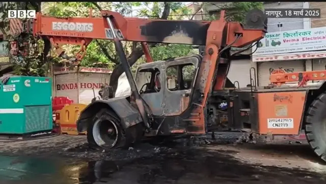 সহিংসতায় জ্বালিয়ে দেওয়া একটি ক্রেন