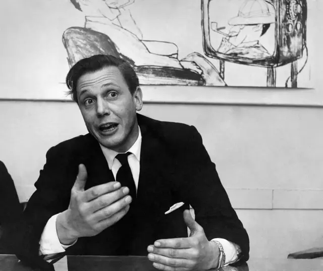 David Attenborough 1965 yılında BBC binasında basın toplantısı düzenlerken. 