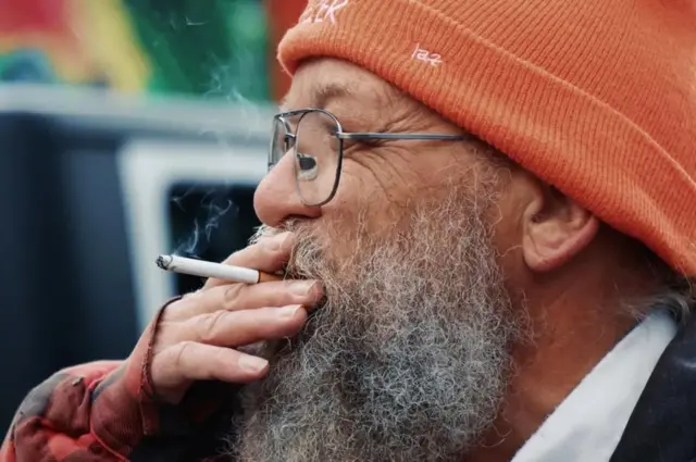 바클리 마라톤 레이스는 라즈 레이크 칸트렐 감독 담배에 불을 붙이고 있다