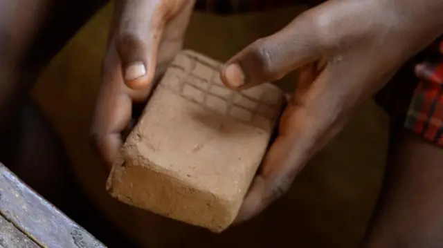 मुलांनी तयार केलेला मातीचा मोबाईल