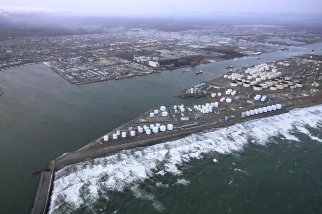 Olas en la costa de Tomakomai, Hokkaido