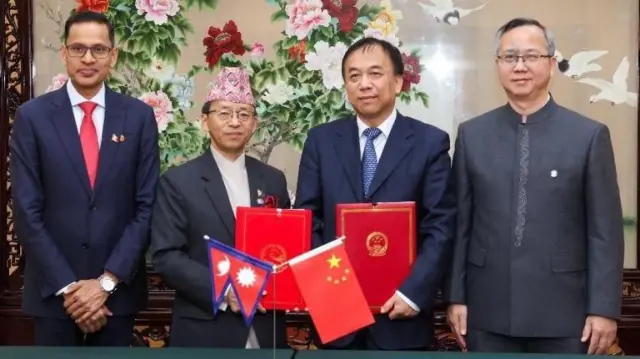 बीआरआई फ्रेमवर्क सम्झौता हस्ताक्षर हुँदा नेपालका परराष्ट्रसचिव अमृतकुमार राई र चिनियाँ राजदूत चेन सङसहितका अधिकारी उपस्थित थिए।