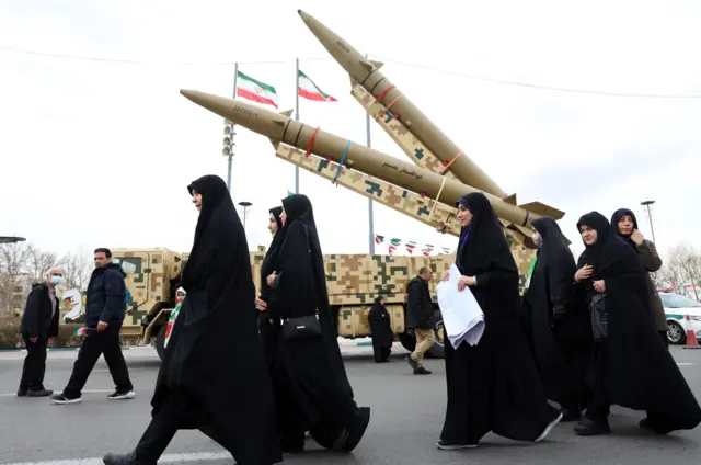 žene u burkama prolaze pored raketa na obeležavanju 47. godišnjice Islamske Republike Iran u Teheranu