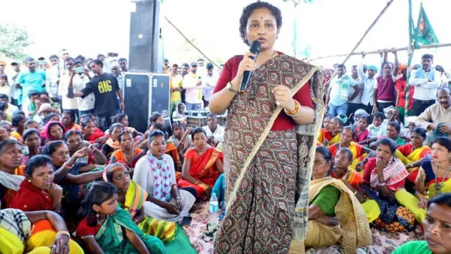 लोगों को संबोधित करतीं कल्पना सोरेन