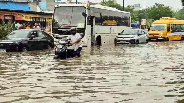 गुरुग्राम में लोग घंटों जाम में फंसे रहे