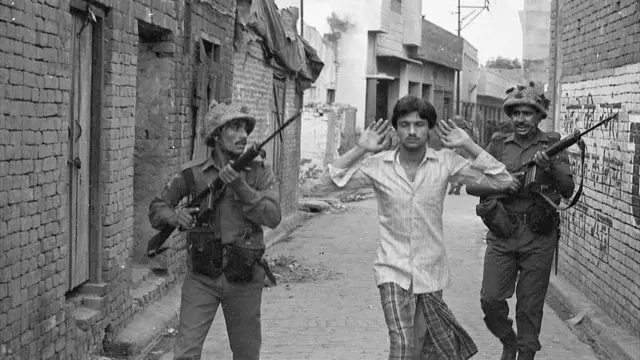 হাশিমপুরা এলাকায় পুলিশি নির্যাতনের ছবি লুকিয়ে তোলেন এক আলোকচিত্র সাংবাদিক