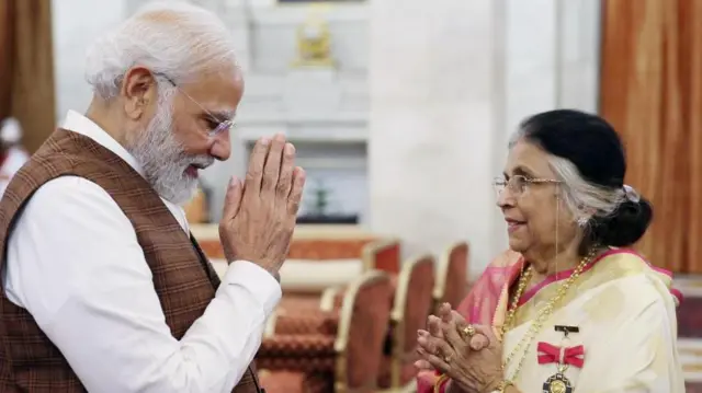 प्रधानमंत्री नरेंद्र मोदी ने सुमन कल्याणपुर के निधन पर ये फ़ोटो शेयर करते हुए उन्हें श्रद्धांजलि दी (फ़ाइल फ़ोटो)