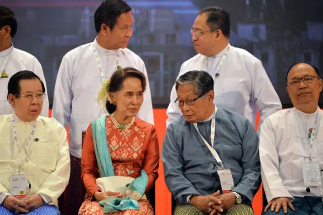 ဒေါ်အောင်ဆန်းစုကြည်ကို သူ့အစိုးရအဖွဲ့ဝင်တချို့နဲ့ တွေ့ရစဥ်။