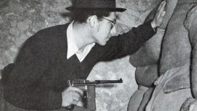Un combattant de la Haganah (mouvement juif clandestin) avec une arme.