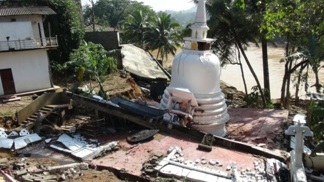 ගම්පොළ නගරයේ මහවැලි ගඟ අසල තිබූ ගංගාරාම විහාරය කඩා වැටී තිබූ ආකාරය