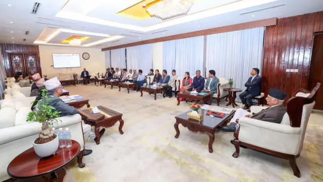 उद्योग मन्त्रालयका पदाधिकारीहरूसँगको छलफलमा प्रधानमन्त्री ओली