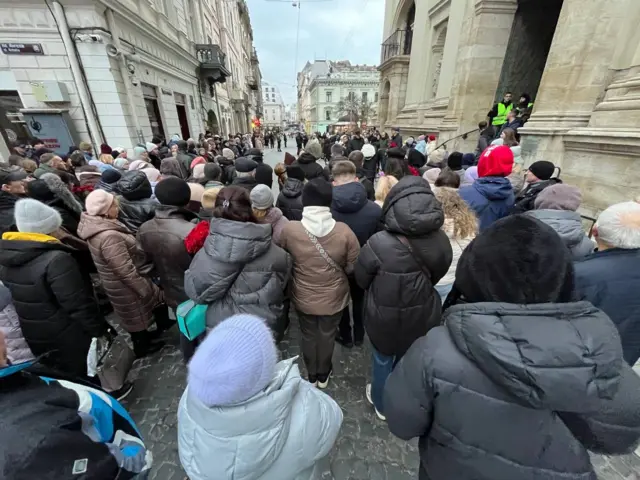 Люди зібралися на вулицях Львова для прощання зі співаком