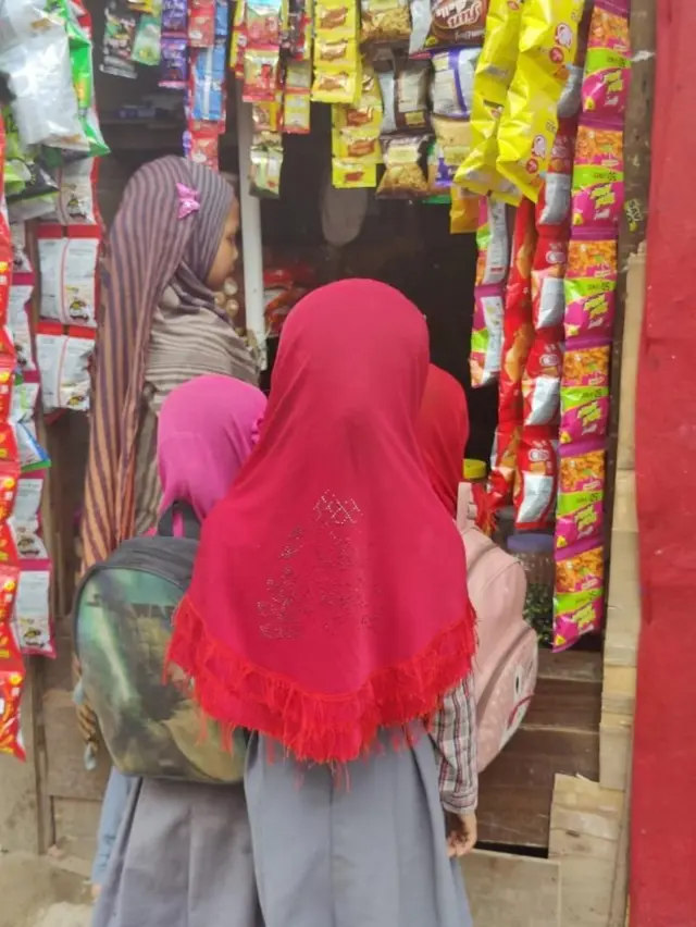 रोहिंग्या बच्चे स्थानीय स्कूलों में शिक्षा ले रहे हैं