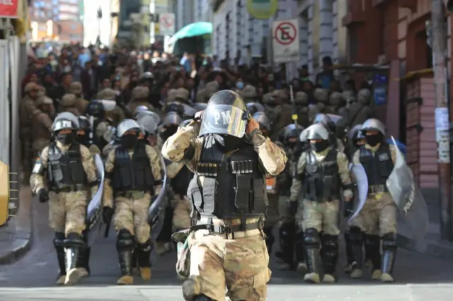 Militares bloqueando el acceso a la plaza Murillo.