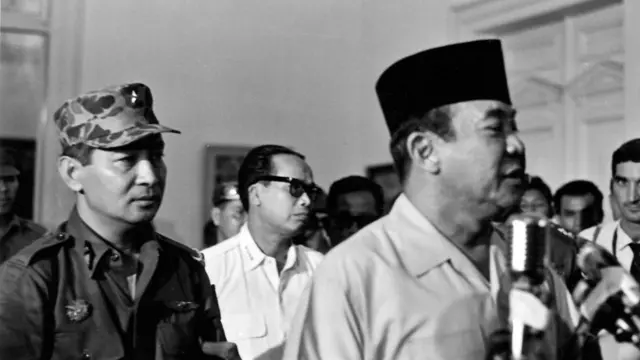 Soeharto, Sukarno, pahlawan nasional