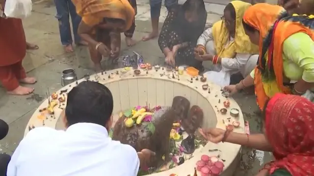 ब्रजमंडल जलाभिषेक यात्रा के दौरान पूजा-अर्चना करते श्रद्धालु