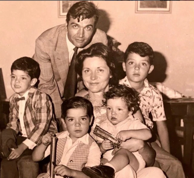 Siyah beyaz bir fotoğrafta, Saran ailesi var. Sadettin Saran en sağda kameraya bakıyorç