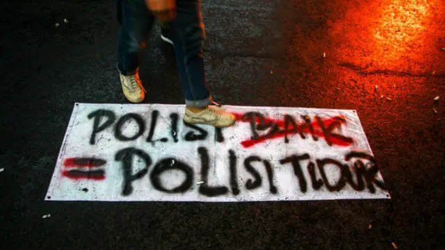 Unjuk rasa, Polisi, Spanduk