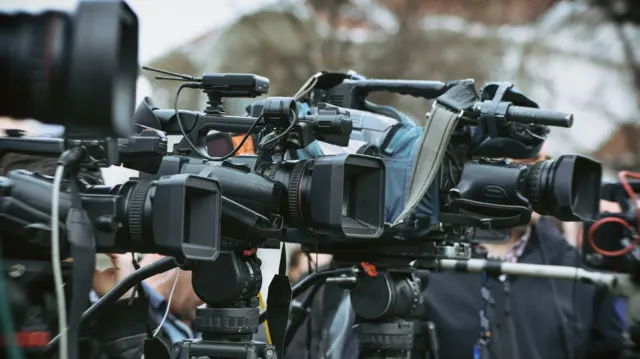 Açık alanda yan yana dizilmiş, çekim yapan TV kameraları 