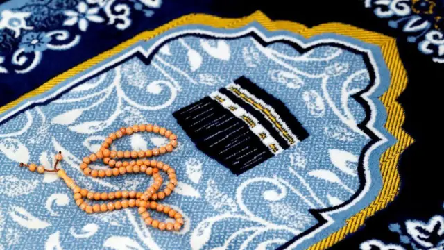 عکس کعبه و یک تسبیح