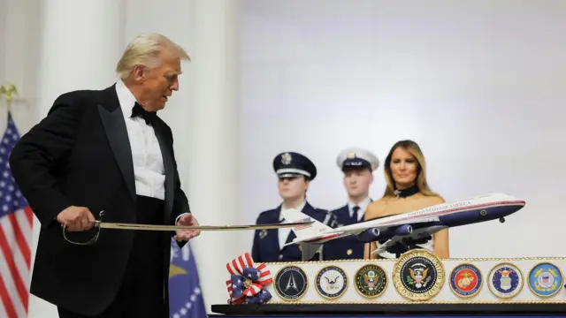 शपथग्रहण के बाद आयोजित बॉल में राष्ट्रपति ट्रंप ने तलवार से केक काटा