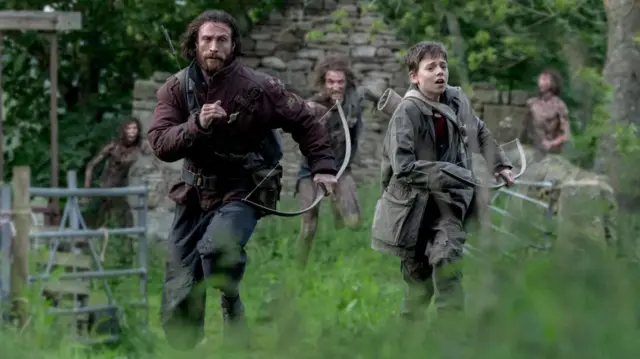 Aaron Taylor-Johnson y Alfie Williams se escapan de una horda de zombies en “28 años después”.