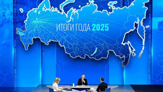 'Direct Line' လို့ခေါ်တဲ့ နာရီနဲ့ချီကြာတဲ့ အမေးအဖြေအစီအစဉ်ကို မော်စကိုက ခန်းမတစ်ခုမှာ ကျင်းပခဲ့တာပါ။