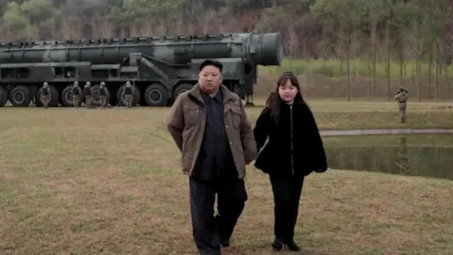 14 एप्रिल 2023 ला उत्तर कोरियाच्या सरकारी टीव्हीनं किम जोंग उन आणि किम जू ए चं फुटेज जारी केलं