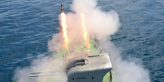 ဓညဝတီလေတပ်ဌာနချုပ်ကနေသာမက ပင်လယ်မှာရှိတဲ့ စစ်သင်္ဘောတွေကပါ ပစ်ခတ်ကြပါတယ်။