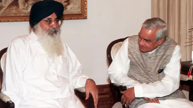 ਮਰਹੂਮ ਪ੍ਰਕਾਸ਼ ਸਿੰਘ ਬਾਦਲ ਅਤੇ ਭਾਰਤ ਦੇ ਸਾਬਕਾ ਪ੍ਰਧਾਨ ਮੰਤਰੀ ਮਰਹੂਮ ਅਟਲ ਬਿਹਾਰੀ ਵਾਜਵਾਈ