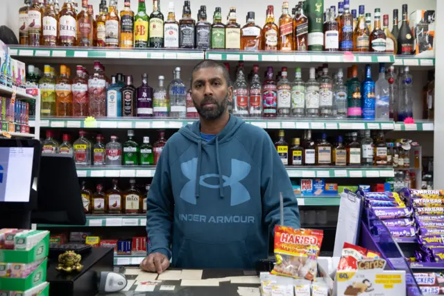 වෙළෙඳසල තුළට කඩා වැදී සිගරට් සහ මත්පැන් රාක්ක හිස් කළ කණ්ඩායම පිරිමි දරුවන් පිරිසක් වූ අතර ඔවුන් වයස අවුරුදු 11ක තරම් බාල වියේ පසුවන බවට දිස් වුණු බව ඔහු පැවසීය.