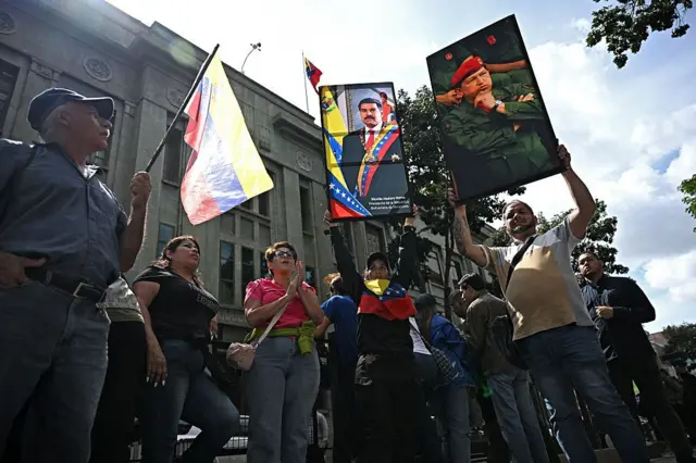 Толпа людей с плакатами