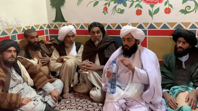 ندا محمد قادري، چې نه عصري او نه هم دیني زده کړې لري، څو کاله وړاندې په یوه دفتر اشپز و