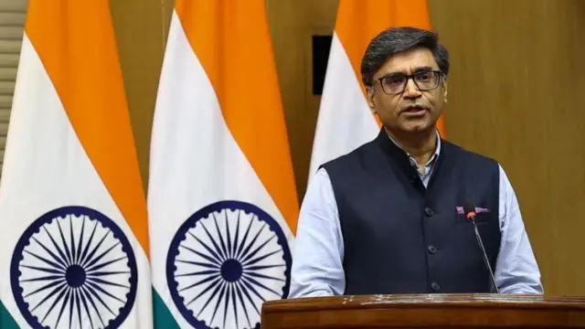 भारतको झण्डाअगाडि उभिएर बोल्दै भारतीय विदेशसचिव विक्रम मिसरी