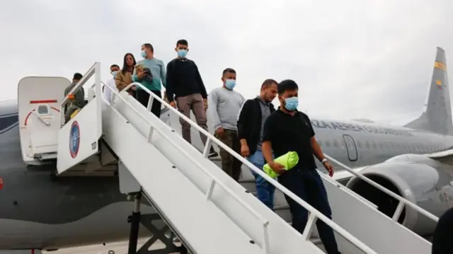 कोलंबियाच्या राष्ट्राध्यक्षांनी आपल्या नागरिकांना नागरी विमानानं कोलंबियात आणलं.
