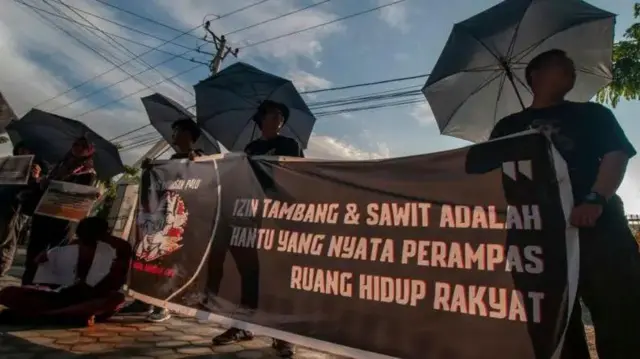 Juru kampanye LSM Jaringan advokasi tambang (JATAM), Alfarhat Kasman bilang narasi PP Muhammadiyah yang ingin mengembangkan model pertambangan ramah lingkungan dan menyerahterakan warga sekitar adalah "omong kosong dan tidak bisa dipercaya".