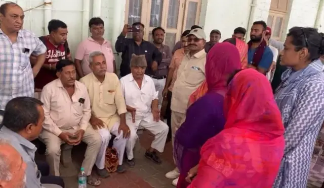 રાજકોટની સિવિલ હૉસ્પિટલનાં દૃશ્યો જ્યાં પીડિતોના પરિવારજનો એ રાહ જોઈ રહ્યા છે કે તેમને પીડિતો વિશે સરકાર તરફથી કોઈ માહિતી મળે