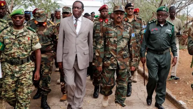 Madaxweynihii hore ee Soomaaliya Maxamed Cabdullaahi Farmaajo oo xerada booqday ka hor inta aysan cidamada Burundi ka bixin.