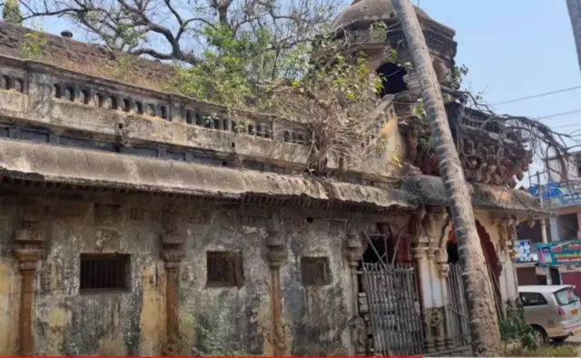 काही इमारती जीर्ण झाल्या आहेत. 