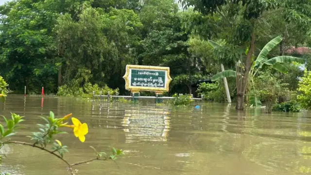 လေးမျက်နှာမြို့အဝင်ဆိုင်းဘုတ်ရေနစ်မြုပ်နေတဲ့မြင်ကွင်း