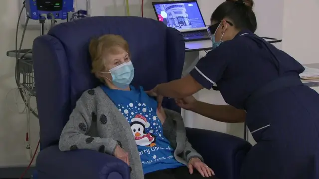 Margaret Keenan receiving vaccine
